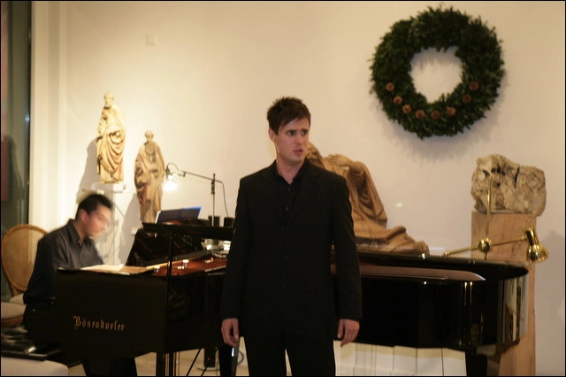 Friends of the Foundation were awarded a holiday treat this December. The International Headquarters of Swiss Global, in Montreux, served as the venue for a Christmas soirée of music and cocktails. With notable performances by Amir Farid piano, Laurence Meikle baritone, Sean Rouane tenor and the Trio Nota Bene (Julien Zufferey, Xavier Pignat and Lionel Monnet), the 60+ guests experienced an unforgettable evening. Laurence Meikle baritone and Amir Farid piano
